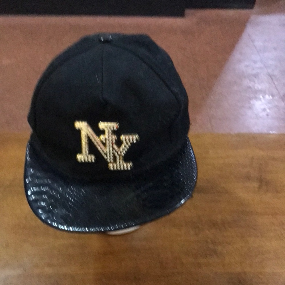 Unbranded  SnapBack hat. Black 3D NY Logo. Gold Bling. Visor Snakeskin Look.